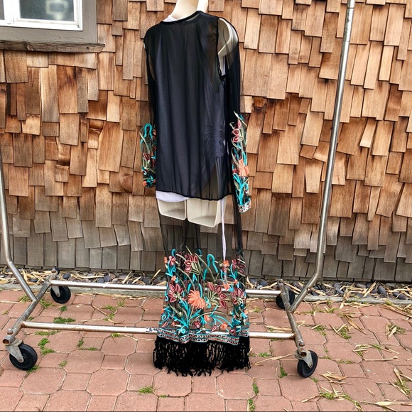 Gorgeous embroidered cover-up - Picture 4 of 5